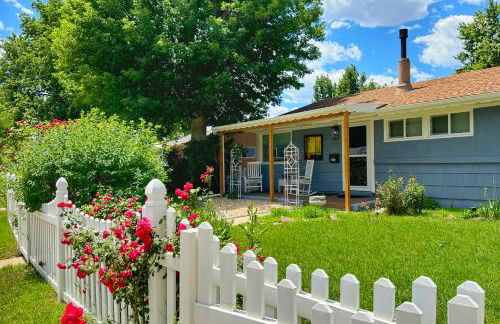 Family Perfect 4BR Home with Hot Tub, Pool Table, Fenced Yard, Cozy Fireplace, Mountain Views, Walkable Neighborhood, Near Parks, Dining, and Adventure - Foto 12