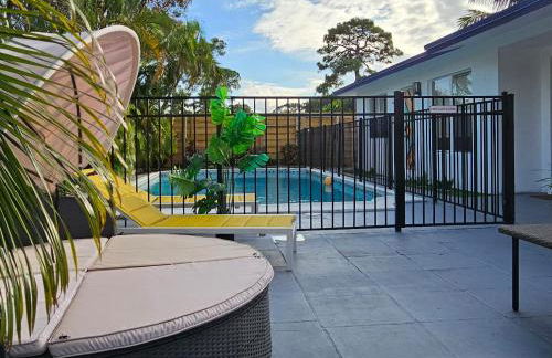 Prime Location Gateway with Pool & Patios, Near Beaches, Groceries and Restaurants - Photo 17