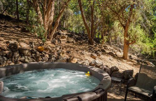 Myrinn-Hobbit Cottage on the Creek Storybook Stay - Foto 36