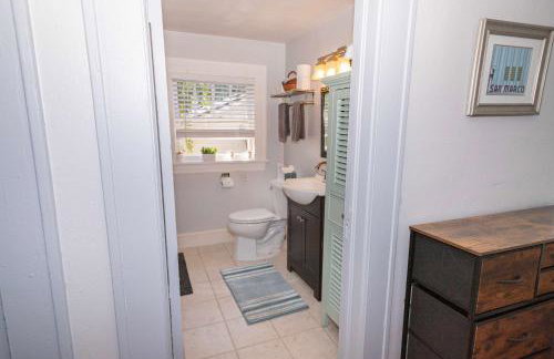 Bright and Sunny Springfield Carriage House - Photo 23