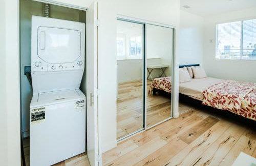Modern 3 Bedroom 3 Level Loft in Hollywood Sleeps 10 Free Gated Parking Full Kitchen - Photo 31