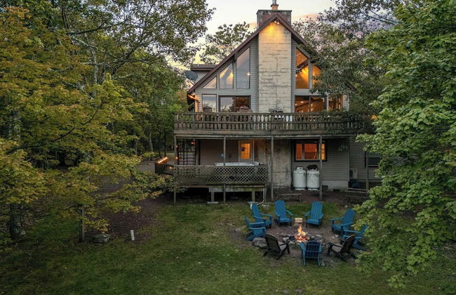 Sky View Chalet by Avantstay Stunning Interior, Spacious Deck, Hot Tub, & View - Photo 3