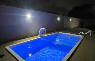 Charmoso e aconchegante espaço a 1 km da praia - Foto 1