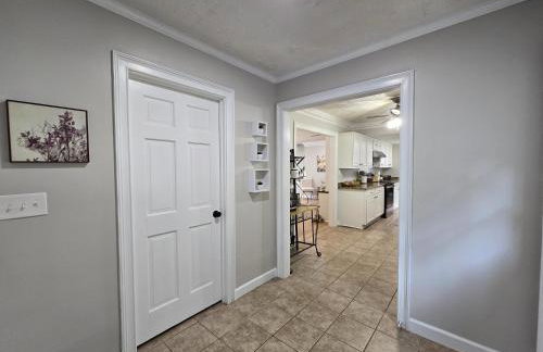 Cozy 5BR Family Retreat Firepit Games Patio - Foto 26