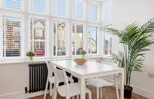 2 Royal Serviced Apartments, Ground Floor, two Bed,Fast Wifi - Space - Foto 16