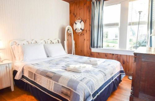 Waterfront Fun at this Huge Family Estate - Foto 45