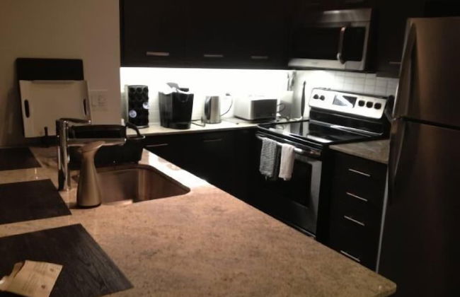 Square One Luxury Furnished Suite - Photo 5