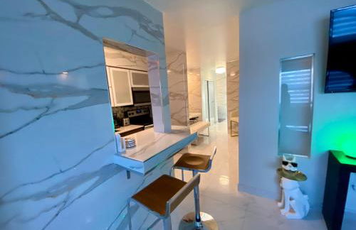 Luxurious remodeled direct Waterfront apartment with Miami skyline view- Free parking- 5min drive to Miami Beach - Foto 23