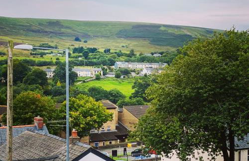 HOT TUB - Miners Cottage - edge of Brecon Beacons National Park - Heritage Town - Foto 11