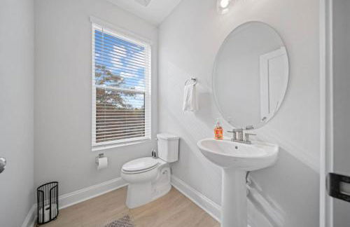 NEW Luxury Condo, Rooftop Terrace, EV Charger! - Foto 27