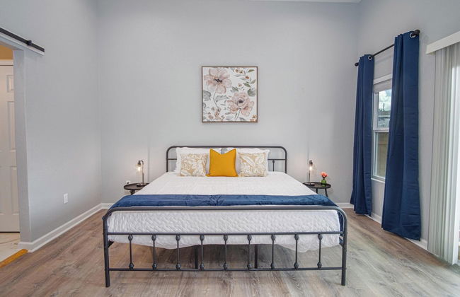 Seize the Moment! 4br/3ba Gem w/ Downtown Views! - Foto 2