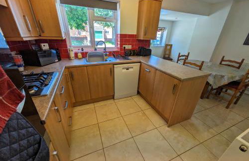 Your Leominster Base - 3BR Home with Garden & Parking - Foto 8