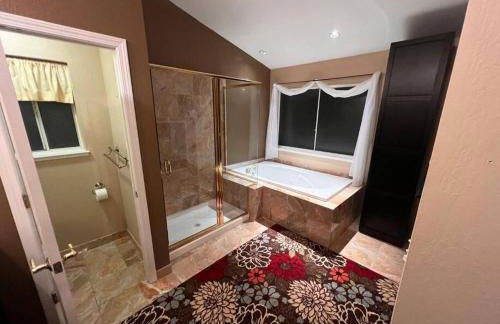 A master suite with own kitchenette and bath - Foto 8