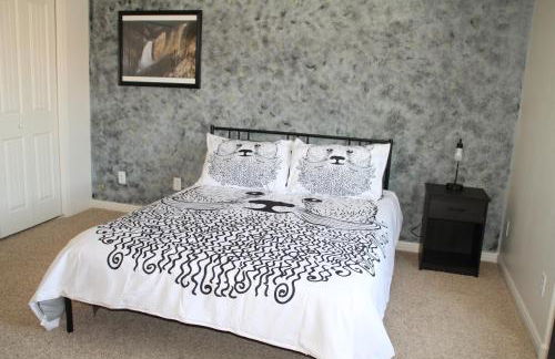 3 queen beds, 1 twin bed, 2 rooms, 1 and a half bath, self check-in, flexcation equipped - Foto 23