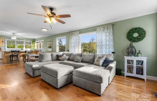 Harmony House - cozy, private mountain home, with firepit and pool table, located 10 minutes from Tryon Equestrian Center, Lake Lure, Local Wineries, and wedding venues - Foto 2