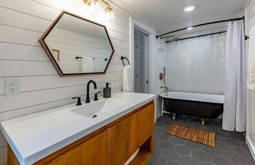 300 steps from Lake Hot Tub Fire Pit Game Room - Foto 20