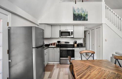 Modern Cabin w Hot Tub & Indoor Pool Gym Access! - Foto 24