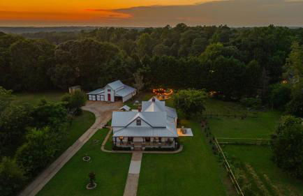 The Bulldog Farmhouse - 100 year old home - Foto 25