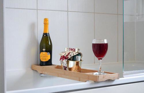 Charming House - Close to Shops & City Centre - Free Parking, Self-Check-In, Fast WiFi & Smart TV with Netflix by Yoko Property - Foto 16