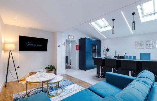 Incredible Home With Games Room, Sleeps 8, Parking Included, Perfect For Groups, Families, Contractors, Professionals - Photo 1