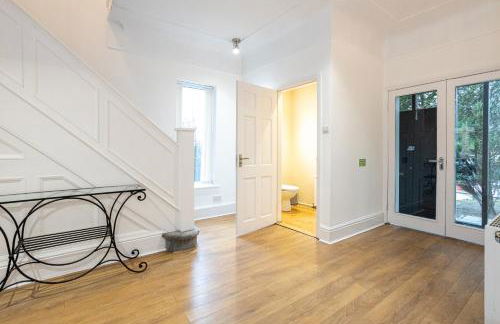 Pillo Rooms - Spacious 4 Bedroom Detached House close to Heaton Park - Foto 37