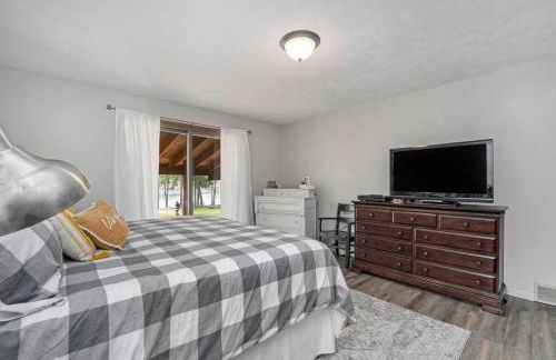 Lakeside Getaway with Hot Tub - Foto 10