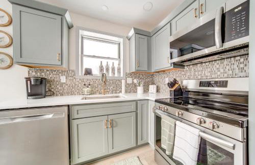 Walk to Lake Pet-Friendly Cottage in Jamestown! - Foto 9