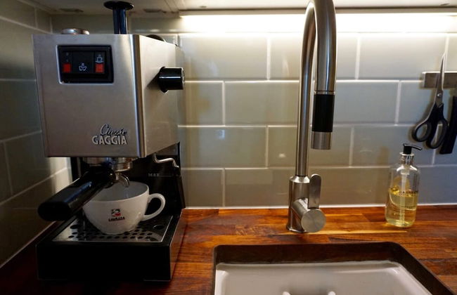 Beautiful Canalside 1-bedroom Flat With Terrace - Foto 9