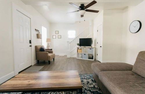 Beautiful Cape Cod House in Central Location - Foto 17