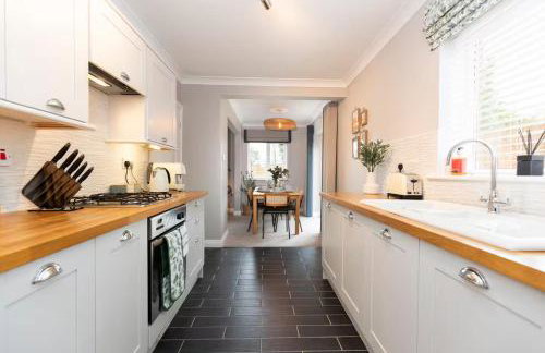 Pass the Keys 4-Bed Home with Garden Parking Near Durham - Foto 5