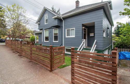 Central 2 bedroom unit with 3 beds and 3 large TVs - Photo 9