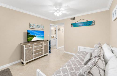 Waterfront Island Oasis! Heated Pool with Stunning View & 2 Full Bath - Foto 19