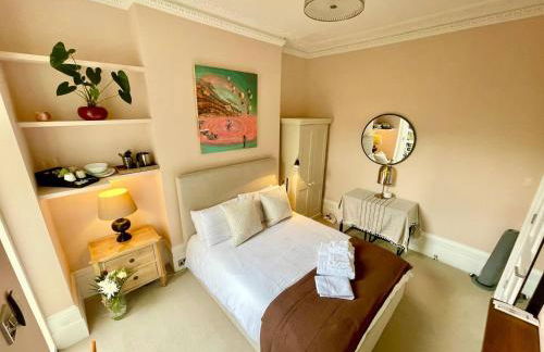 Luxury King-Bed EnSuite with Quiet Private Patio - Foto 22