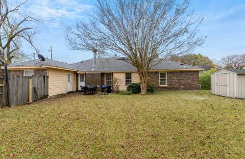 Large Fenced Yard near Midtown- Shamrock Stay - Foto 57