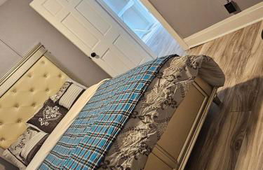 Cozy Roomy family sized apartment on major bus route close to all - Foto 78