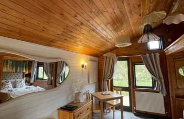 Otter 1 - Private Hot Tub - Bali Inspired Lodge - Bath - Longleat - Wiltshire - Photo 18