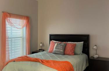 Lakefront Retreat 4BR-3BA Pool Home Near Disney - Foto 18