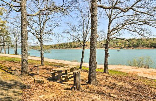 Charming Home with Porch Walk to Greers Ferry Lake! - Foto 28