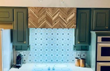 Designer Single Story 4 bed 3 bath home in mid-century style with big backyard and garage - Foto 13