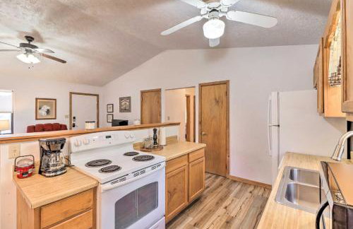 Walk to White River Home with Deck in Flippin! - Foto 11