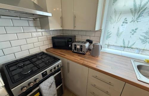 Central 3BR Home - Huddersfield Serviced Accomodation - Walk to Station & Town - Business Travellers - Families - Students - Photo 12