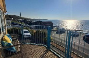Princes Esplanade-Beachfront House with Balcony a stone throw from Gurnard Beach - Foto 2