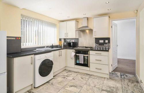 Spacious 4Bed Home, Sleeps 10, Pool Table, Parking, Perfect For Groups - Foto 5