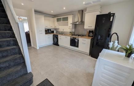 Large Modern House With Private Parking - Photo 28