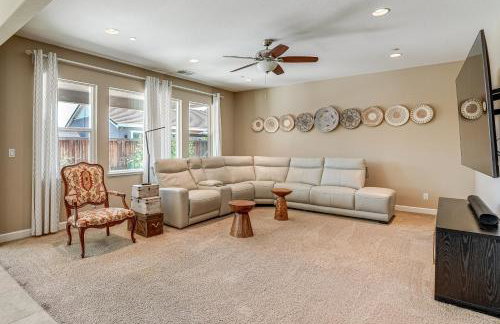 4 Mi to The Streets of Brentwood Home with Fire Pit - Foto 1