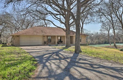 3 Mi to Dtwn! Riverfront Seguin Home w/ Sunroom - Foto 33