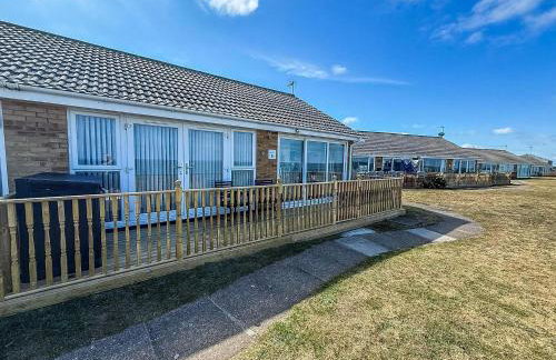 Lovely 5 Berth Bungalow At Waterside Village Park In Corton Ref 14006W - Photo 7