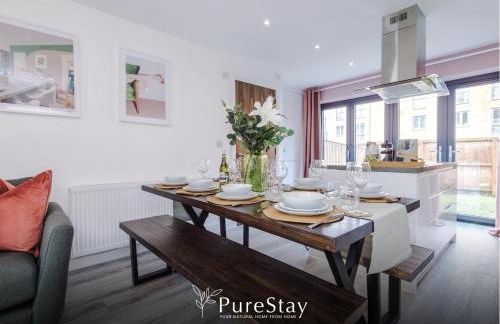 Spacious 5-bedroom Contractor House Sleeps 7 with Parking by PureStay - Foto 9