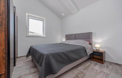 Beautiful Apartment In Prizna With Wifi - Photo 23