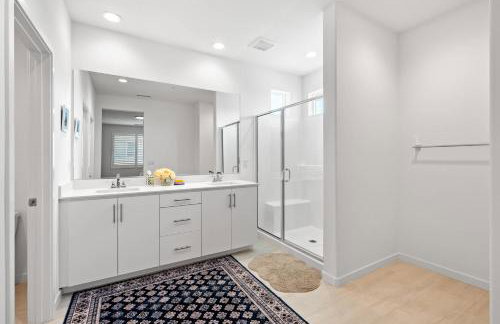 Spacious 5BR Getaway w Game Room & Modern Comfort - Photo 49